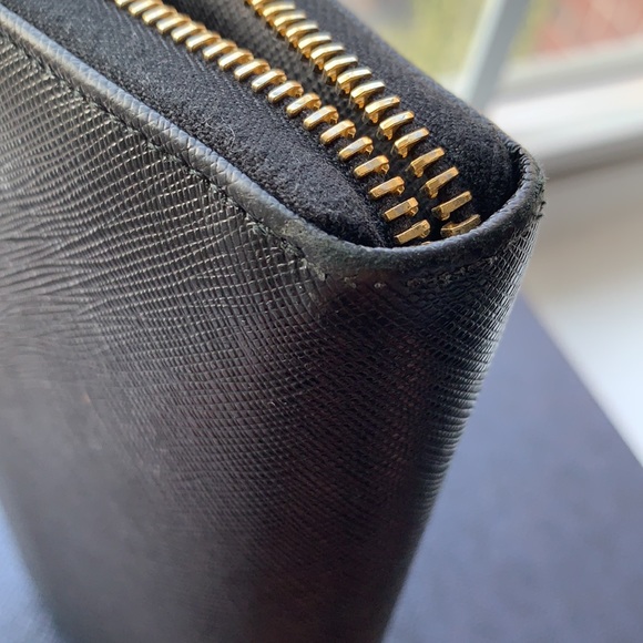 Authentic PRADA wallet - Picture 6 of 8